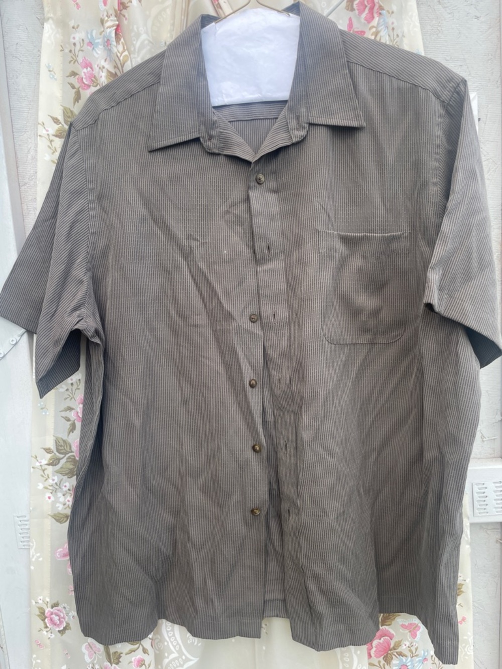 Roundtree & Yorke Men's Short-Sleeve Button-Down Shirt in Gray Brown